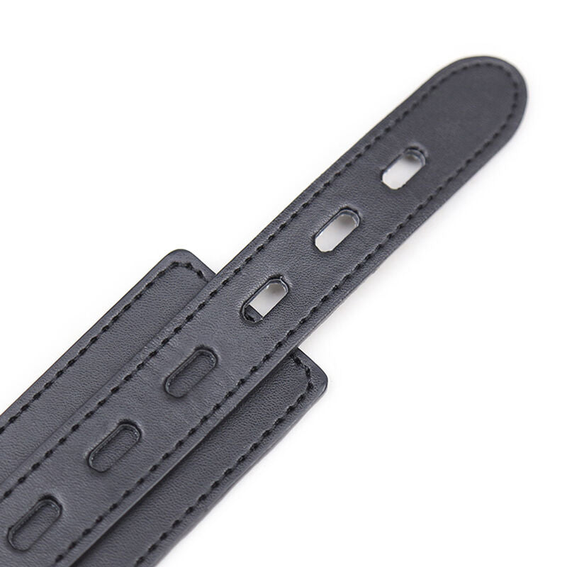 Gros plan sur la sangle en simili cuir noir surpiquee et percee d'oeillets du collier de soumission Ohmama, detail du reglage de l'accessoire BDSM.