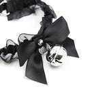 Collier fétiche dentelle avec cloche — détail texture surface