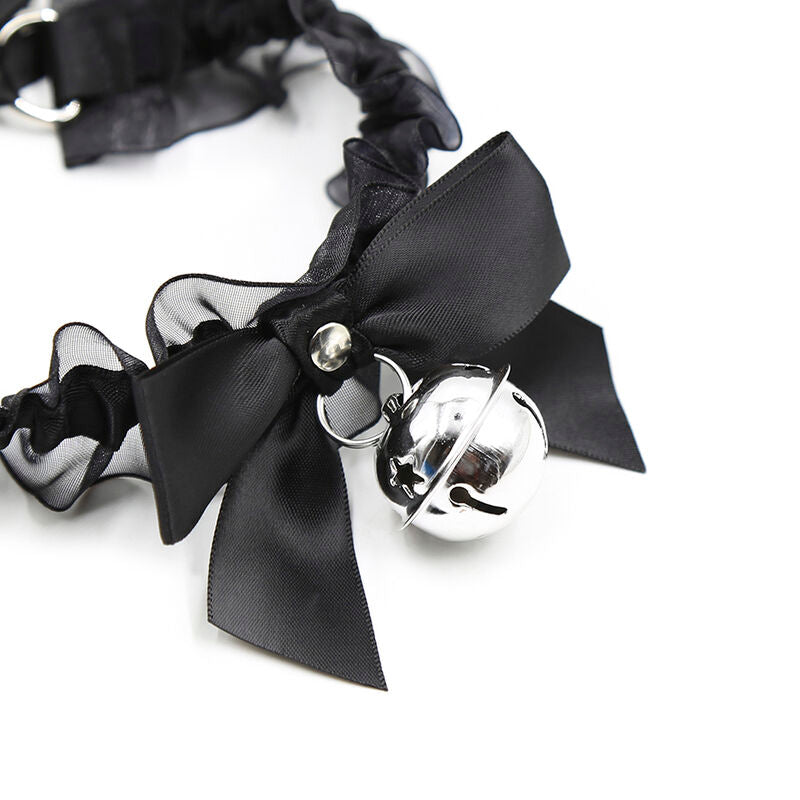 Collier fétiche dentelle avec cloche — détail texture surface
