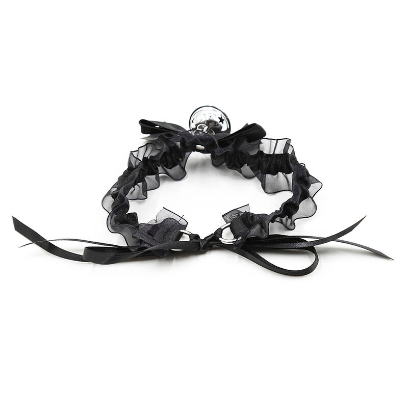 Collier fetiche dentelle noire a grelot et noeud presente a plat avec ses rubans satin, vue d'ensemble du tour de cou delicat Ohmama.