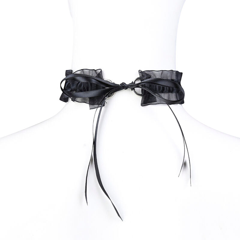 Collier en dentelle noire a noeud satin porte au cou d'un buste mannequin neutre, vue rapprochee de l'accessoire fetiche mignon Ohmama.