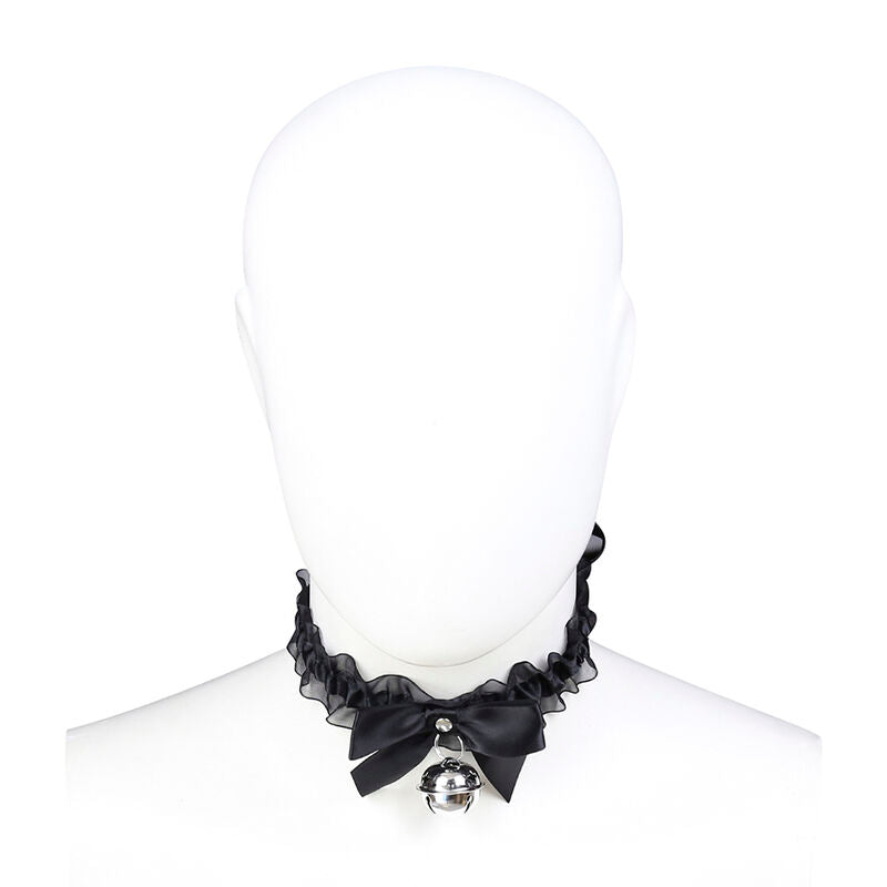Collier dentelle noire a noeud et grelot porte sur une tete mannequin neutre vue de profil, accessoire fetiche delicat Ohmama autour du cou.