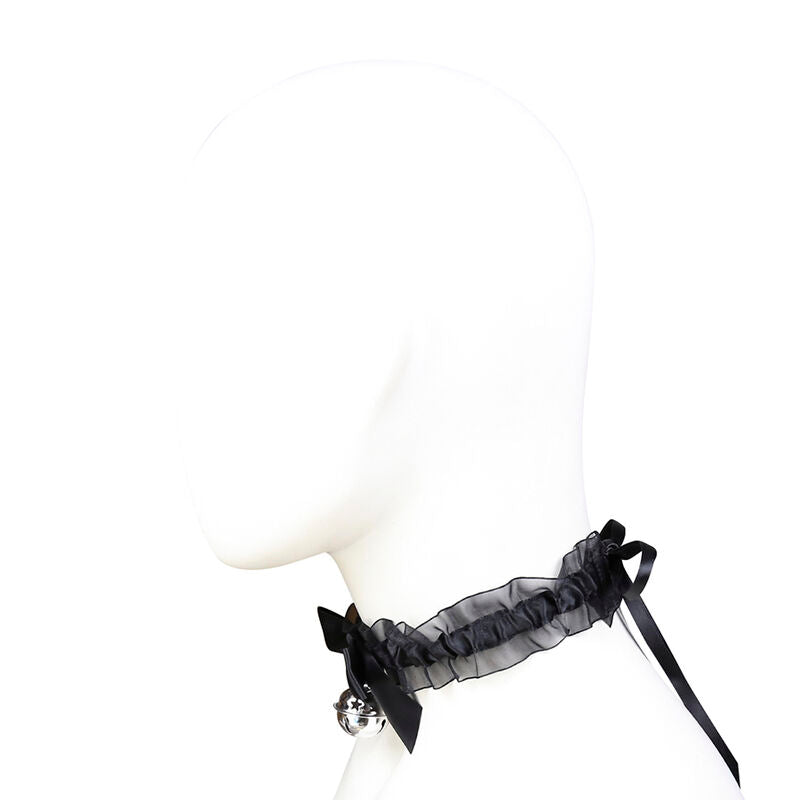 Collier en dentelle noire a noeud satin et rubans porte sur une tete mannequin neutre de profil, vue laterale de l'accessoire de cou fetiche Ohmama.