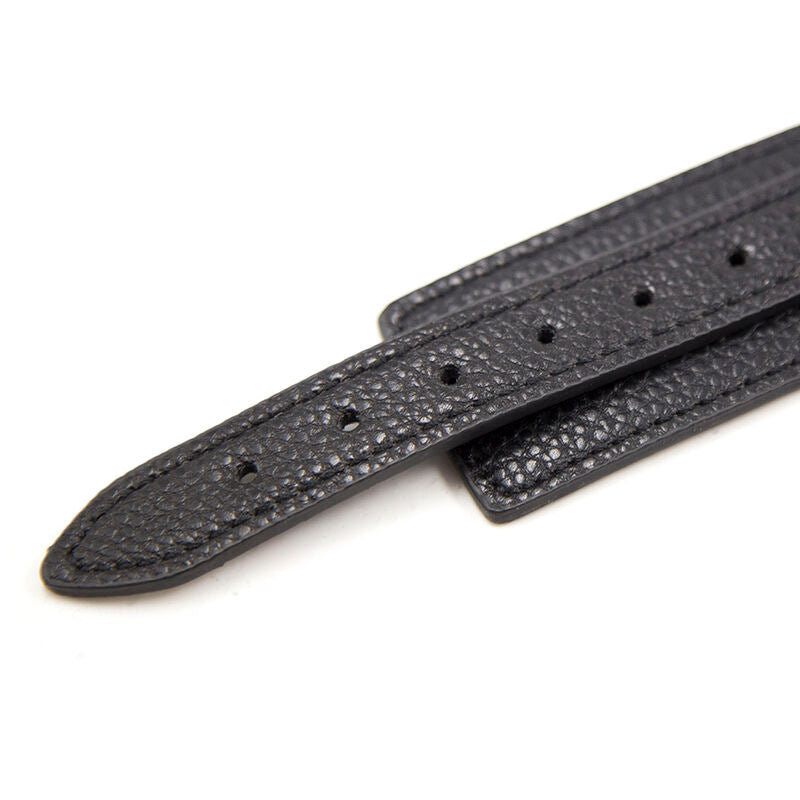 Collier de soumission motif serpent avec laisse — détail texture surface