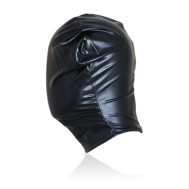 Cagoule fermee en vinyle noir brillant vue de trois quarts, accessoire de privation sensorielle Ohmama qui coupe la vue pour les jeux de soumission.