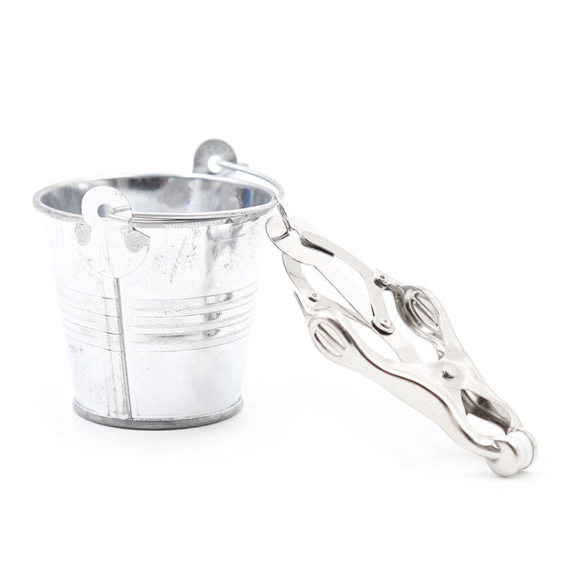 Une pince a tetons en metal poli a cote d'un seau brillant, gros plan sur l'accessoire BDSM Ohmama destine a intensifier la sensation par le poids.