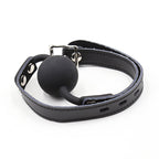 Bâillon-boule silicone avec sangle et cadenas — détail texture surface