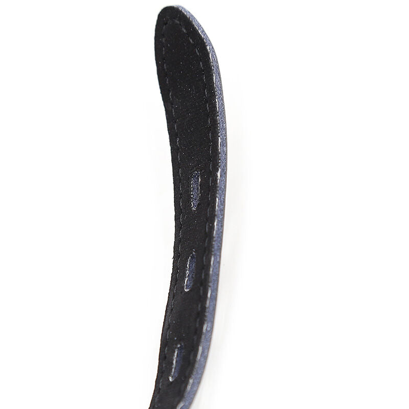 Detail de la sangle incurvee en simili cuir noir du baillon-boule Ohmama, vue isolee mettant en avant la souplesse et la finition couture de l'accessoire.