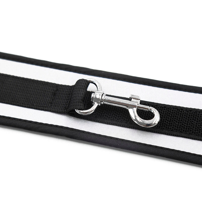 Manchettes BDSM gris néoprène et métal — détail produit