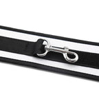 Manchettes BDSM gris néoprène et métal — détail produit