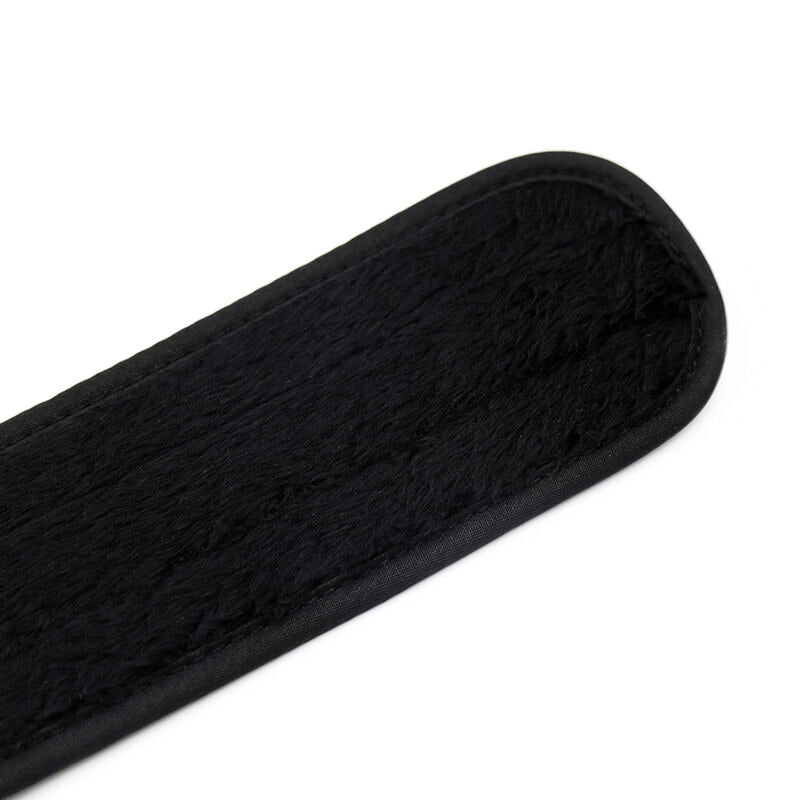 Manchettes BDSM gris néoprène et métal — vue de profil