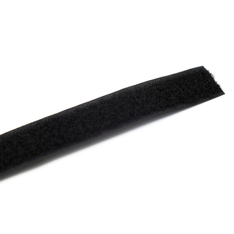 Manchettes BDSM gris néoprène et métal — détail texture surface