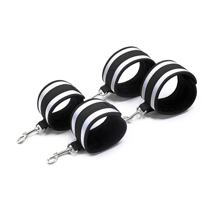 Deux manchettes neoprene noires a bandes reflechissantes blanches avec mousquetons argentes, kit de contention BDSM Ohmama pour poignets ou chevilles.