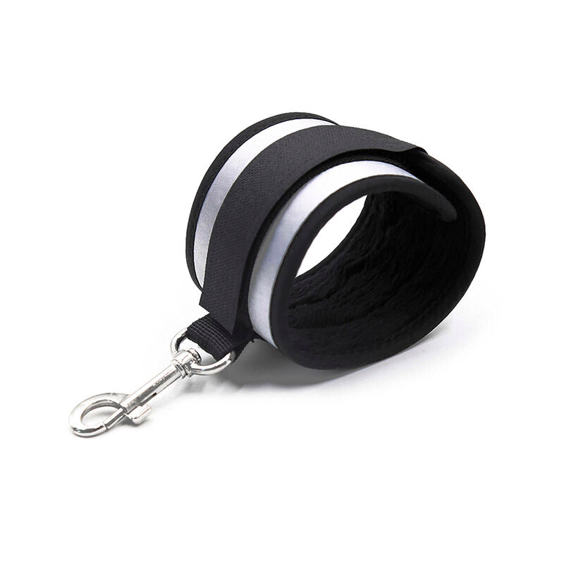 Manchette de poignet noire enroulee a bande reflechissante blanche et mousqueton metallique, accessoire de contention neoprene BDSM Ohmama.