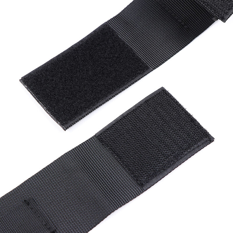 Detail des bandes velcro noires des manchettes de contention Ohmama, surfaces de fixation croisees en nylon souple, accessoire d'attache pour poignets.
