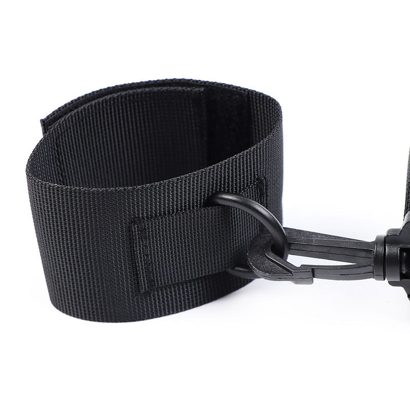 Une manchette de poignet en nylon noir avec crochet d'attache, vue isolee de l'accessoire de contention souple BDSM Ohmama pour debuter le bondage.