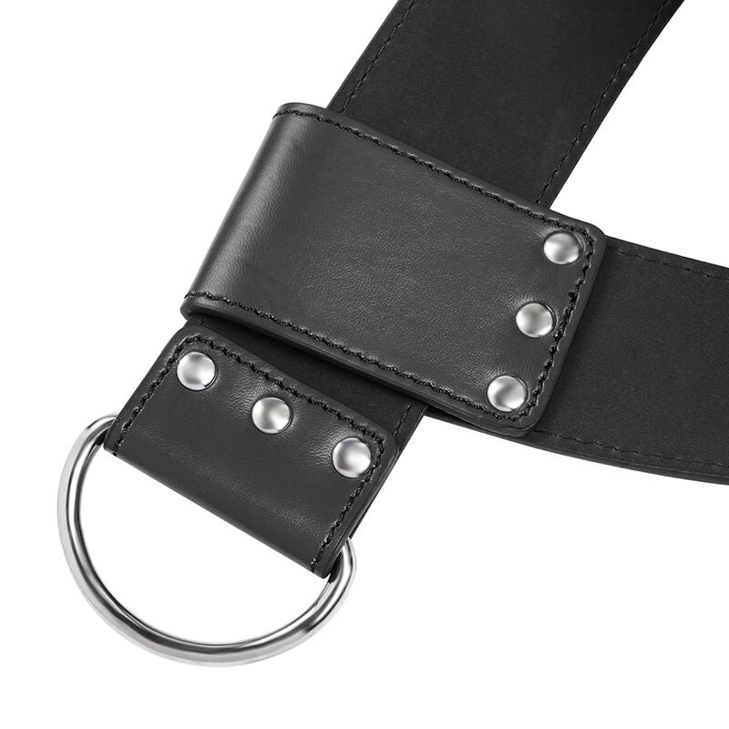 Gros plan d'une manchette de suspension en simili cuir noir a gros anneau D et rivets, detail de la quincaillerie de l'accessoire de contention Ohmama.