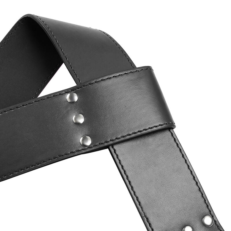 Detail d'une sangle de suspension en simili cuir noir croisee a rivets, gros plan sur la couture et la finition de l'accessoire de contention Ohmama.