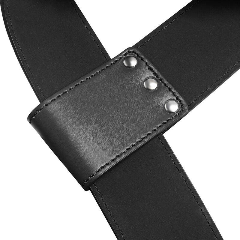 Sangles de suspension en simili cuir noir entrelacees a rivets metalliques, vue rapprochee de l'accessoire de contention BDSM Ohmama.
