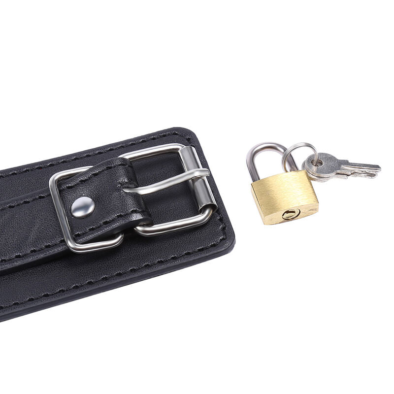 Manchette de poignet en simili cuir noir a boucle ardillon avec cadenas laiton et cles, accessoire de contention verrouillable BDSM Ohmama.