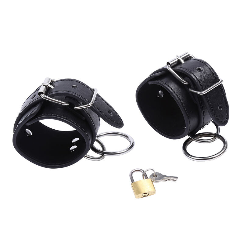 Paire de manchettes en simili cuir noir a anneaux O et cadenas avec cles, accessoire de contention verrouillable BDSM Ohmama pour poignets.