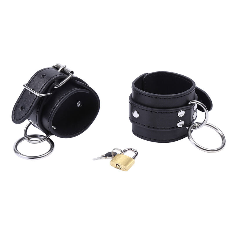 Manchettes en simili cuir noir a anneaux O et boucles avec cadenas laiton, presentation de l'accessoire de contention verrouillable BDSM Ohmama.