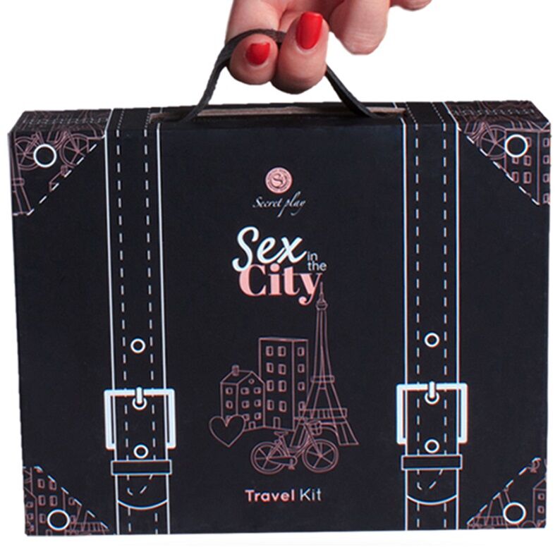 Valisette Travel Kit Sex in the City Secretplay fermee, motif tour Eiffel rose sur fond noir, kit de jeu coquin nomade pour couple en escapade urbaine.