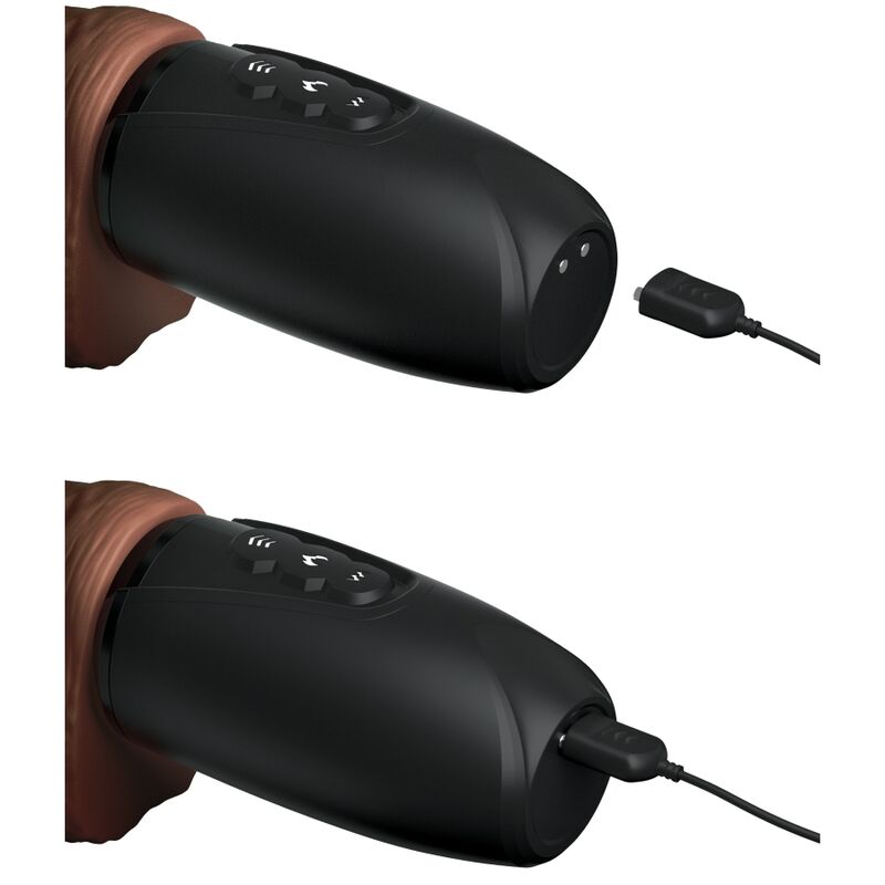 Poignée moteur noire rechargeable du King Cock Triple Threat tenue en main, commandes et câble de charge, sans aucune partie anatomique visible.