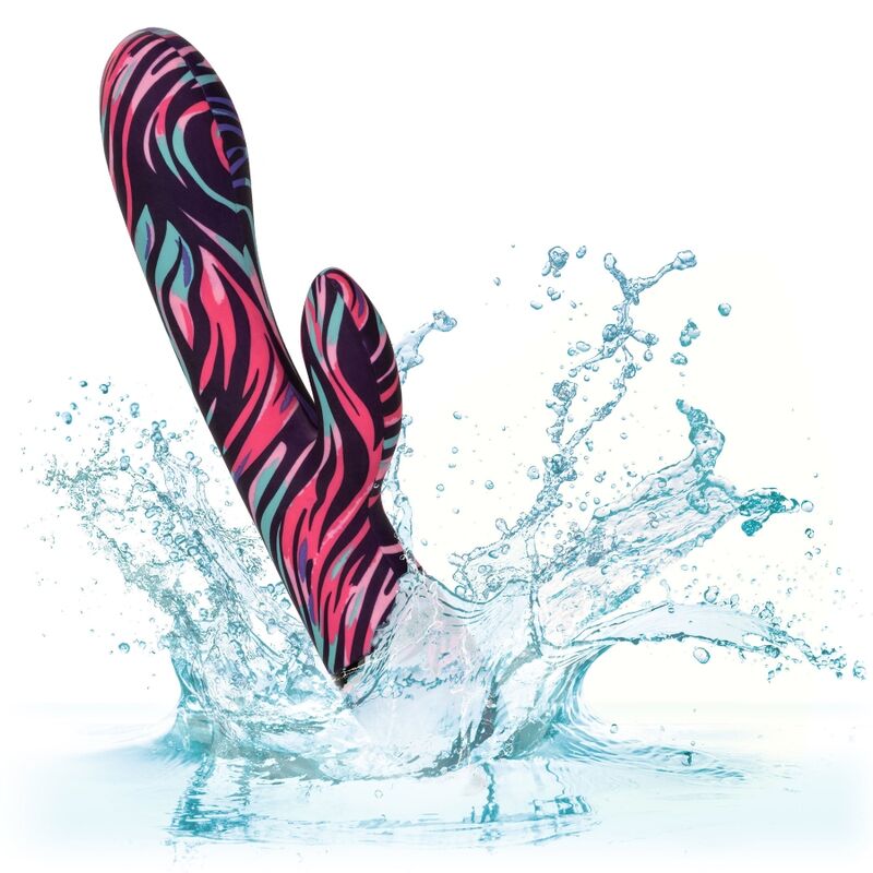 Vibrateur double Ménage à Moi en silicone zébré jaillissant d'une éclaboussure d'eau, illustrant l'étanchéité de cette double baguette rechargeable à dix modes.