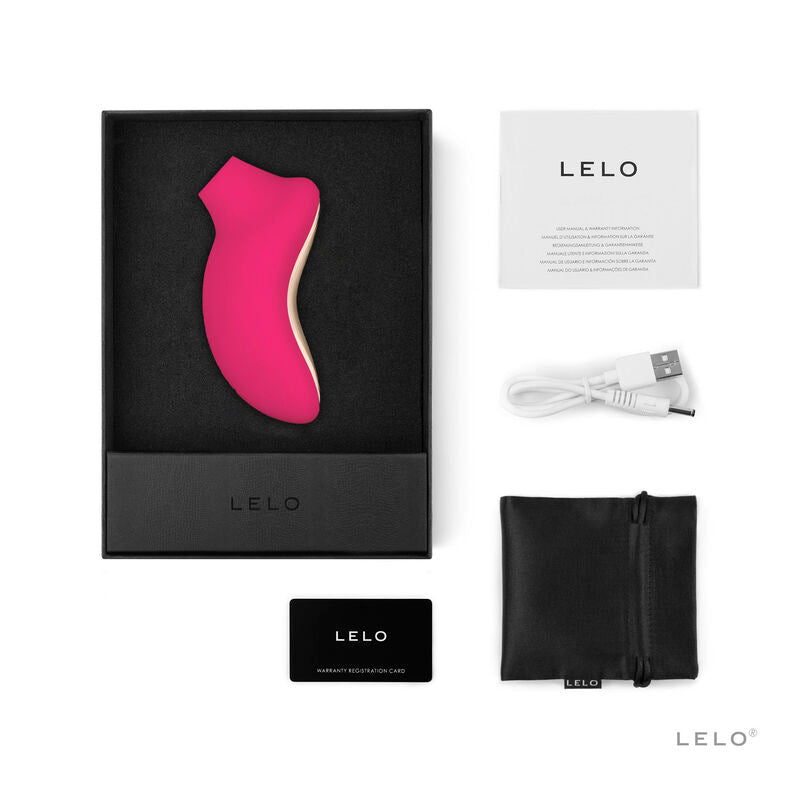 Stimulateur clitoridien Sona 2 rose dans son coffret avec câble USB, pochette satin et carte Lelo, masseur sonique en silicone à embout d'aspiration arrondi.