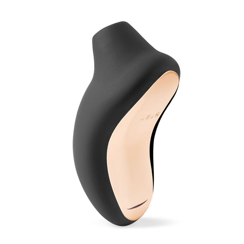 Stimulateur clitoridien Sona 2 Cruise noir à façade dorée Lelo, vu en diagonale montrant l'embout d'aspiration, masseur sonique en silicone, étanche et rechargeable.