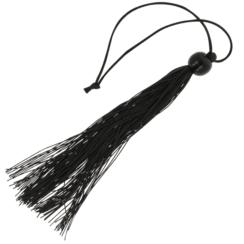 Martinet noir a fines lanieres souples du coffret BDSM Ohmama, suspendu par sa dragonne, pour des jeux de discipline doses avec une frappe enveloppante et legere
