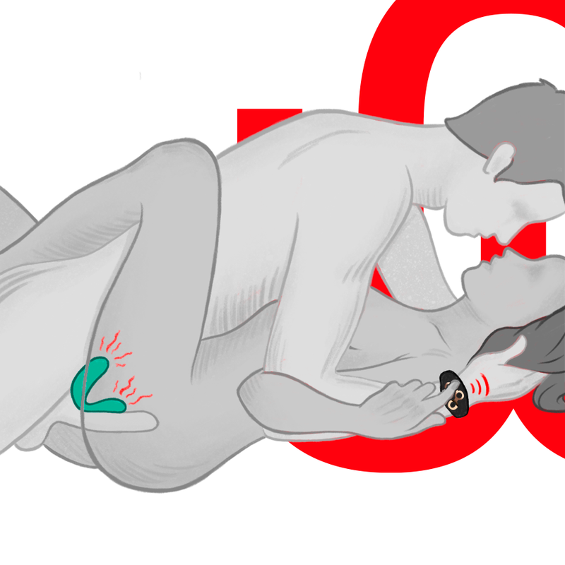 Illustration d'un sextoy compatible Watchme en action pilote par la telecommande montre portee au poignet, dans une scene intime a deux.