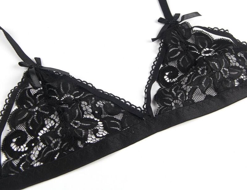 Soutien-gorge en dentelle florale noire Subblime presente a plat, bonnets triangle ajoures, nœud decoratif et bretelles fines, sans corps.
