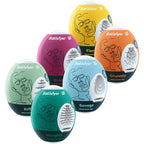 Six œufs masturbateurs Satisfyer aux coques colorées et textures internes variées, présentés en éventail, matière souple hydro-active pour sensations glissantes, coffret homme