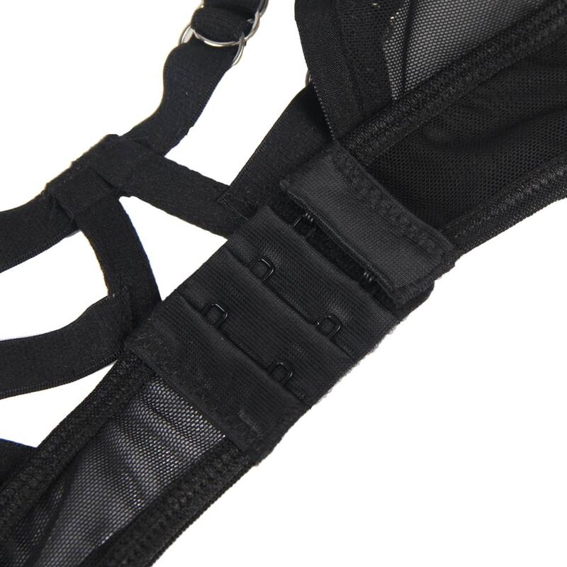 Gros plan sur les bretelles a sangles et les agrafes dos du soutien-gorge Subblime voile noir, anneaux metal, detail technique de finition.