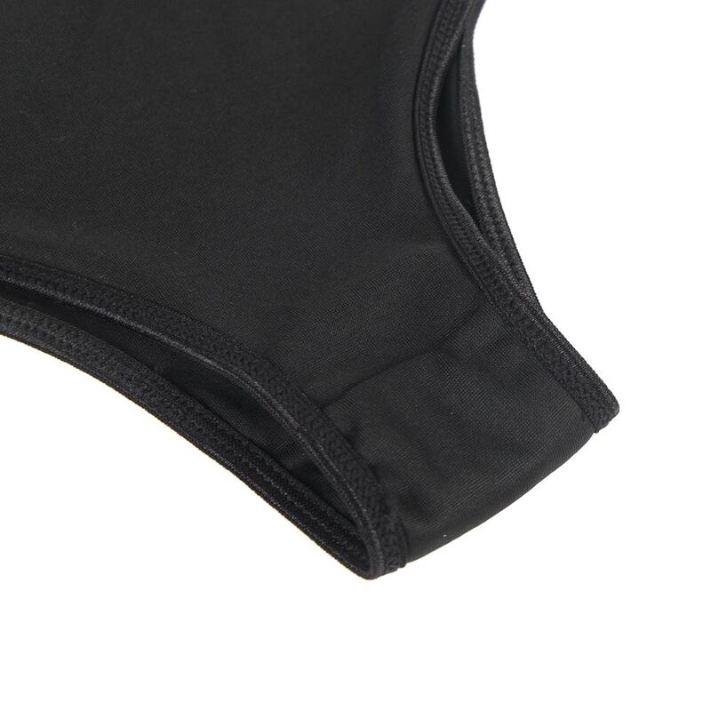 Gros plan sur le tissu satine noir de la culotte Subblime a plat, bord elastique et coutures fines, detail de matiere sans corps humain.