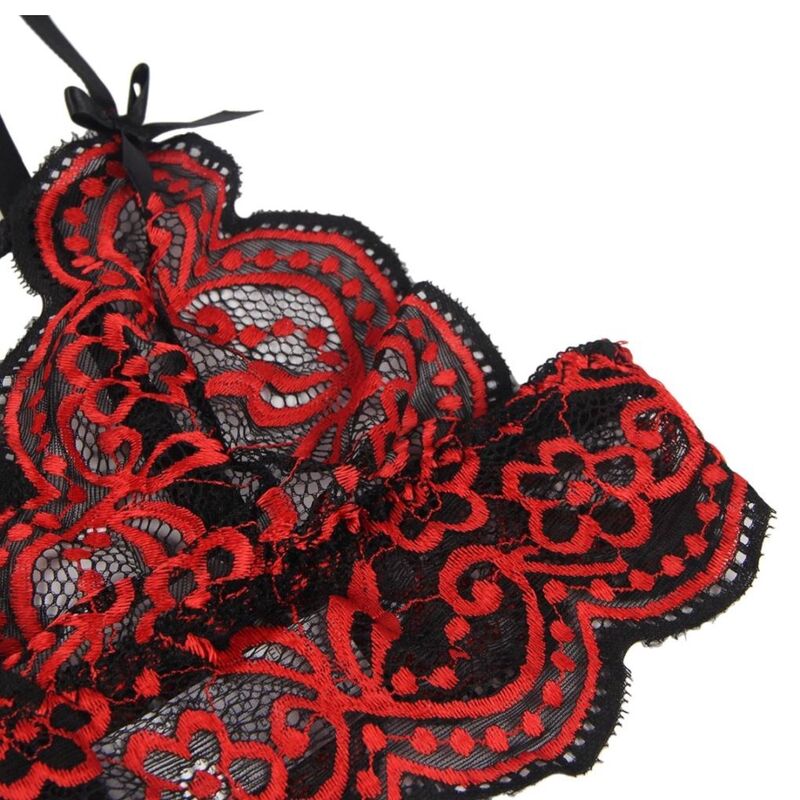 Detail de la dentelle brodee rouge sur fond noir de l ensemble Subblime, motif floral baroque et plume decorative, finition de matiere a plat.
