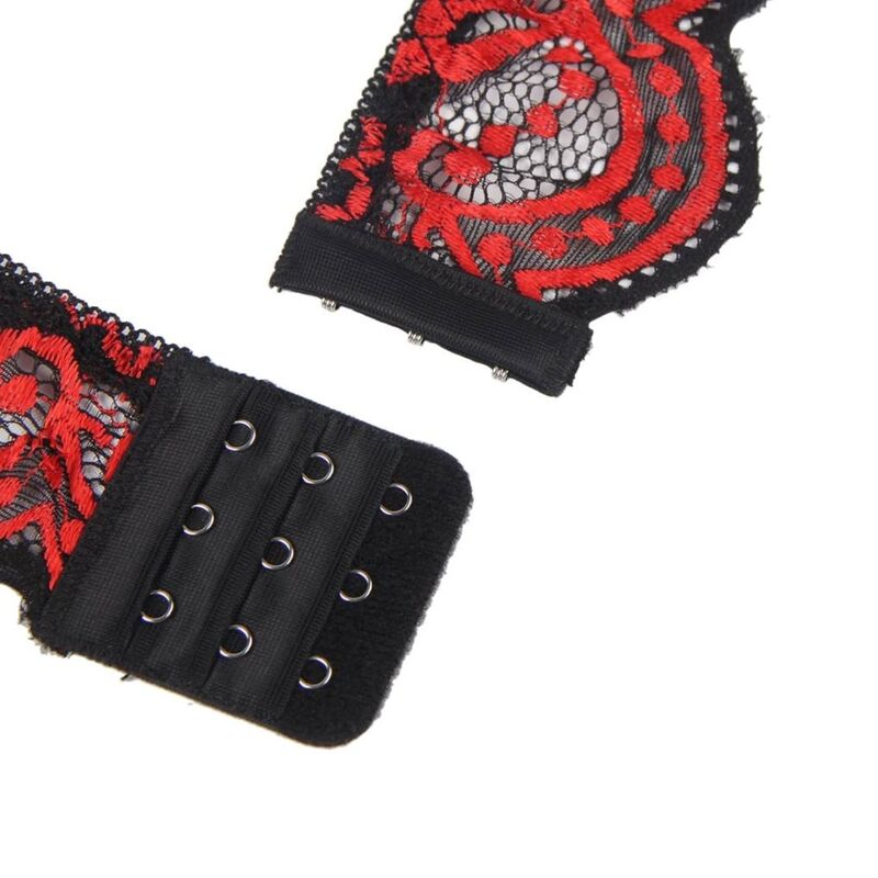 Gros plan sur la dentelle rouge et noire et la bande d agrafes dos de la bralette Subblime, broderie florale et fermeture, detail technique.