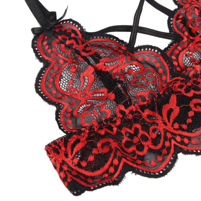 Gros plan sur la dentelle brodee rouge sur fond noir de la bralette Subblime a plat, motif floral baroque ajoure et bordure festonnee fine.