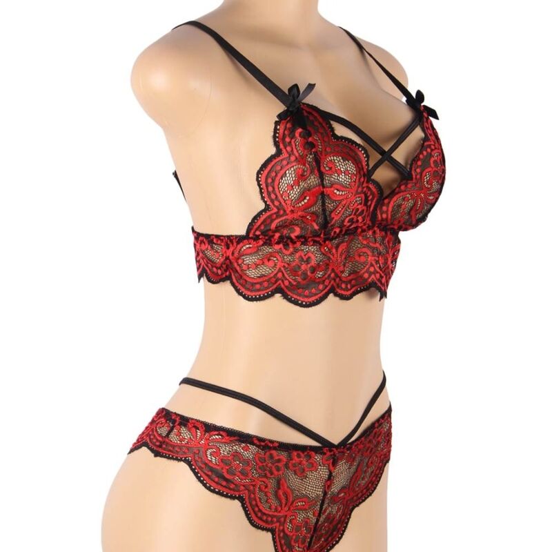 Ensemble lingerie dentelle rouge Subblime vu de trois quarts sur buste, bretelles croisées au décolleté et culotte brodée, motif floral festonné sensuel.