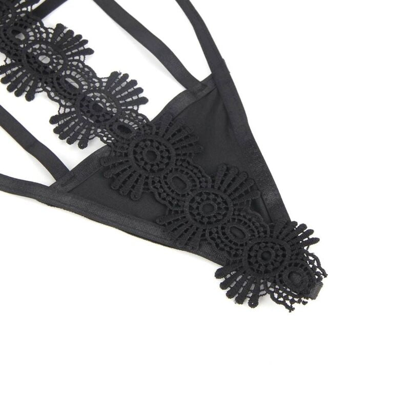 Gros plan du teddy strappy noir Subblime posé à plat, appliques de dentelle florale festonnée et sangles fines réglables, finitions ajourées soignées.