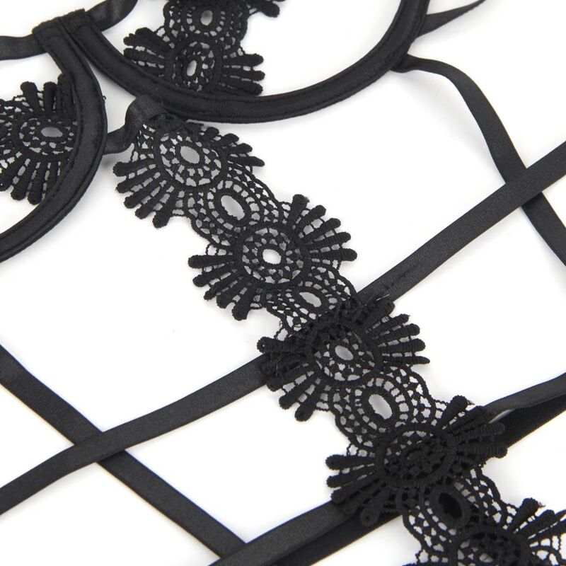 Détail des bandes croisées et de la dentelle florale du teddy strappy Subblime à plat, motif fleuri ajouré reliant les sangles noires graphiques.
