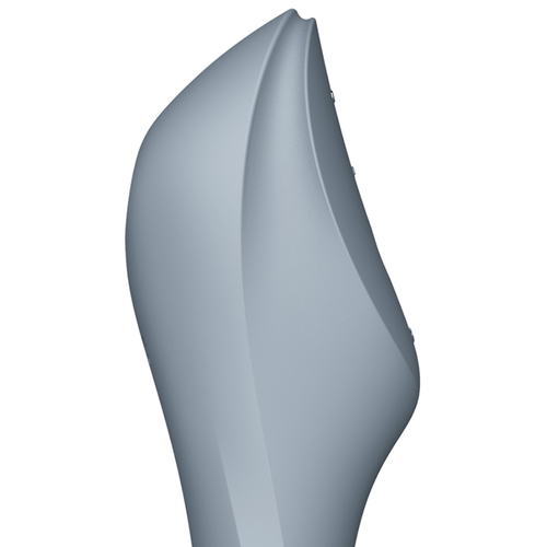 Gros plan sur la tête en silicone du Curvy Trinity gris, embout d'aspiration arrondi qui enveloppe le clitoris, texture lisse mettant en valeur la douceur du silicone médical.