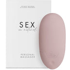 Vibromasseur clitoridien galet rose poudre Personal Massager Sex au Naturel Bijoux Indiscrets pose devant son etui blanc, stimulateur silicone rechargeable sur fond blanc
