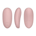 Vibromasseur clitoridien rose poudre en silicone, trois angles montrant la forme galet lisse et le bouton, stimulateur compact rechargeable Bijoux Indiscrets sur fond blanc