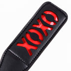 Paddle de fessée motif XOXO pour jeux de discipline — détail produit