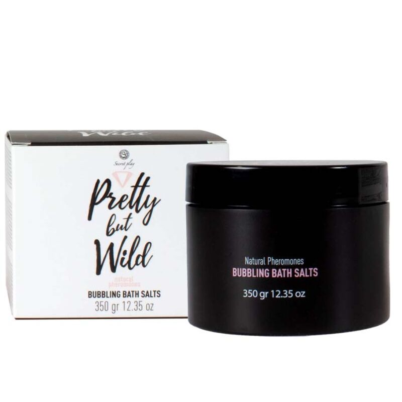 Sels de bain moussants Pretty but Wild 350 g, pot noir devant sa boite blanche. Sels exfoliants et relaxants aux actifs vegetaux pour un soin du corps sensoriel.