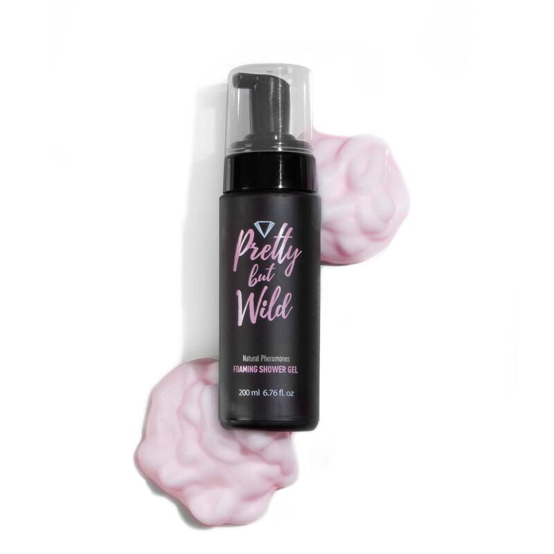 Flacon pompe Pretty but Wild Secretplay gel douche moussant avec mousse rose visible, formule vegetale truffe et hibiscus 200 ml pour la collection sensorielle.