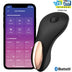Vibromasseur de culotte Little Secret noir et doré présenté avec un smartphone affichant l'app Satisfyer Connect, vibrations magnétiques discrètes Bluetooth.